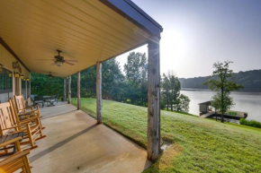 Quiet Lake Gladewater Getaway with Dock and Kayaks!